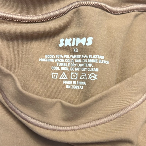 SKIMS Fits everybody thong long sleeve body suit! - Picture 2 of 3